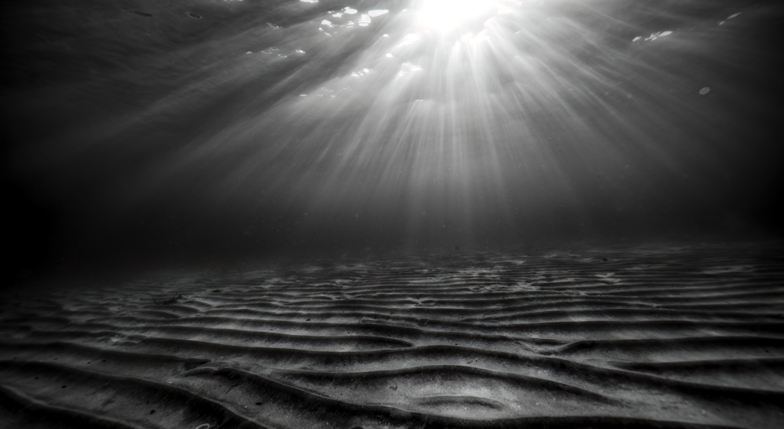 Kveldsstemning under vann ved Måløya. Møster, lys og havet selv.