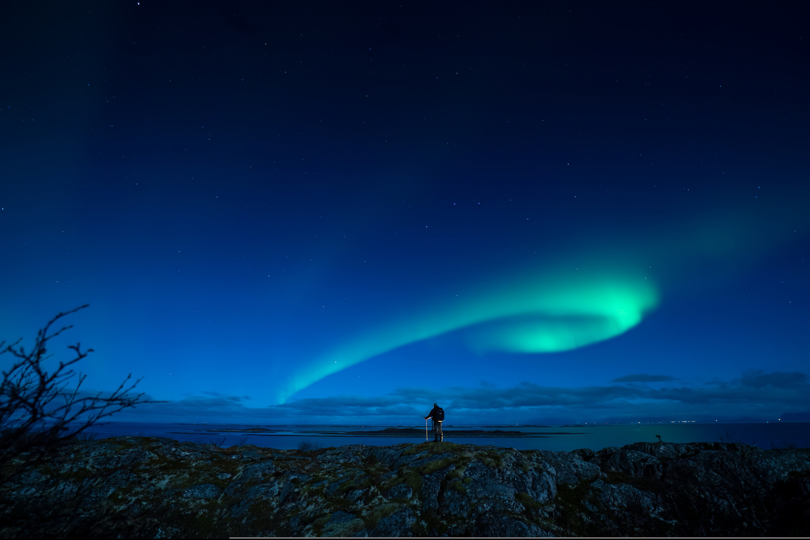 Fra Tyskerhøyden på Grøtøy viser nordlyset seg. På en klar dag eller natt kan du se fra Røst i Lofoten, og opp til Vesterålen.