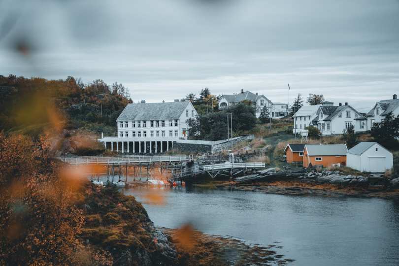 Heimsundet var selve tryggheten for fiskere og sjøfolk i mange hundre år. Noen klarte akkurat ferden inn hit. Andre hadde sin aller siste kontakt med fastland akkurat her. Et historisk sus ligger over sundet.
